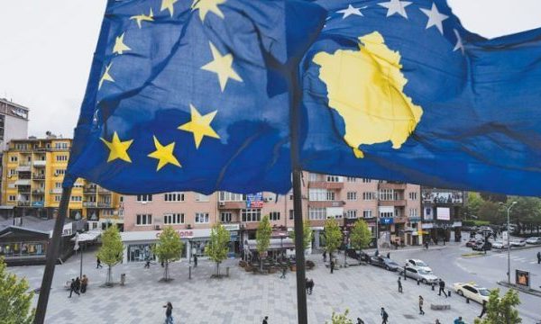 “Lajçak theu protokollin”, BE shpjegon pse ai ishte ulur krah Vuçiqit