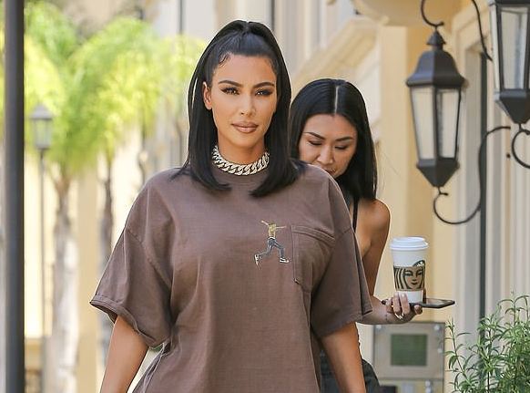 Kim Kardashian atraktive në veshje sportive, mbështetë turneun e dhëndrit