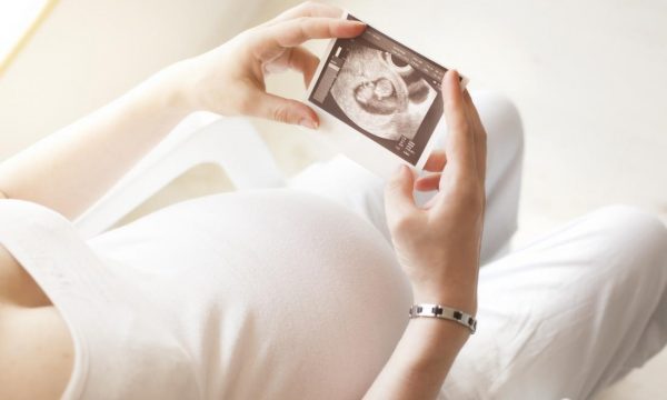 30- vjeçarja humb foshnjën, për shkak të një gabimi absurd të mjekëve