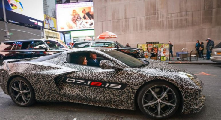Detajet e Chevrolet Corvette C8, u panë derisa ndodhej skaj një rruge (Video)