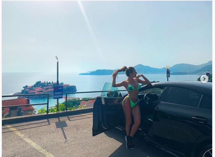 Tayna, bisha në bikini