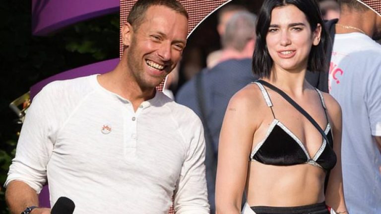 Chris Martin dhe Dua Lipa shkëmbyen puthje në prapaskenën e festivalit “Glastonbury”, The Sun shkruan se ata flirtuan me njëri-tjetrin