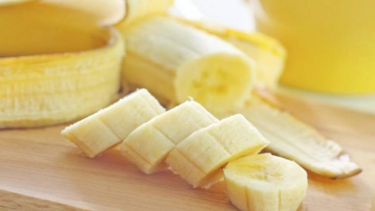 Përse duhet ta filloni ditën me banane dhe një gotë ujë