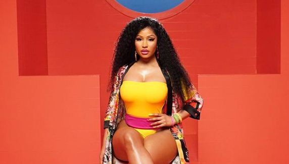 Nicki Minaj imazhe nga prapaskenat e klipit të ri, e ‘nxehtë’ në bikini!