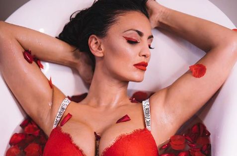 Genta Ismajli vallëzim joshës dhe sensuale në bikini