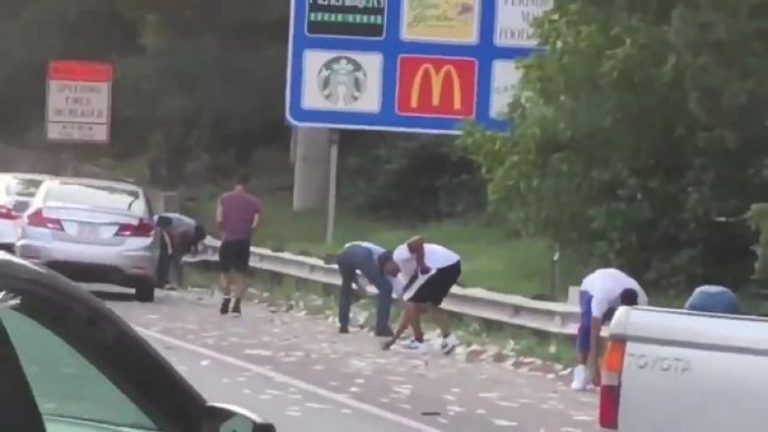 Kamionit të blinduar që transportonte para i hapet dera gjatë rrugëtimit, derdhen paratë nëpër autostradë – kalimtarët i vjedhin 175 mijë dollarë