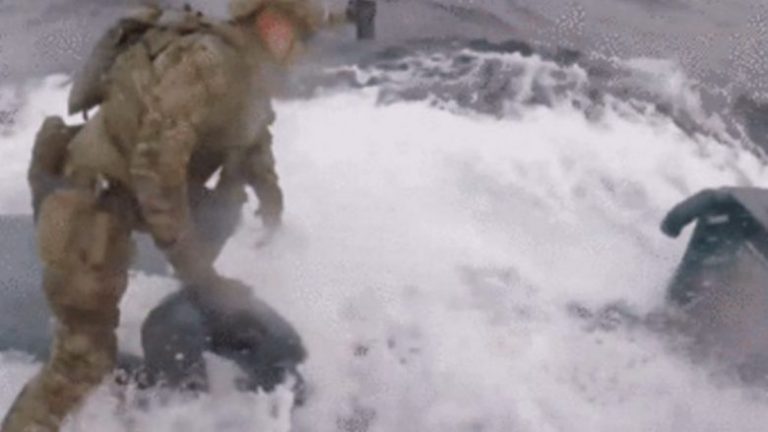 Si nëpër filma, rojet bregdetare amerikane kapin nëndetësen që transportonte mbi 7 ton kokainë