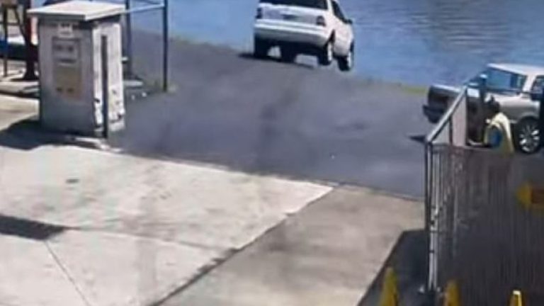 Shoferi në New Jersey ngatërron pedalin e frenave me atë të gazit, përfundon me veturë në lumin e qytetit