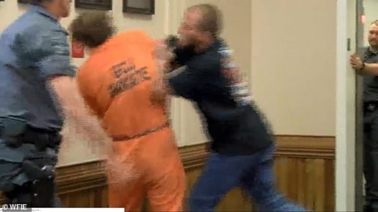 U dënua për vrasjen e të birit 11-muajsh, e sulmon brutalisht vëllai i tij në ndërtesën e gjyqit në SHBA (Video, +18)
