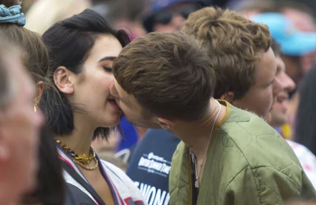 Dua Lipa ‘kapet’ duke u puthur me vëllaun e Gigi Hadid