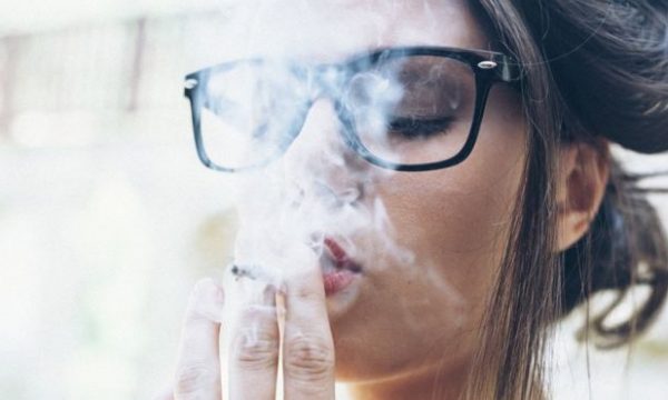 Duhanpirja i dëmton sytë dhe e shton rrezikun për verbim të plotë