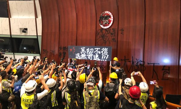 Eskalon protesta në Hong Kong, protestuesit futen në ndërtesën e kuvendit
