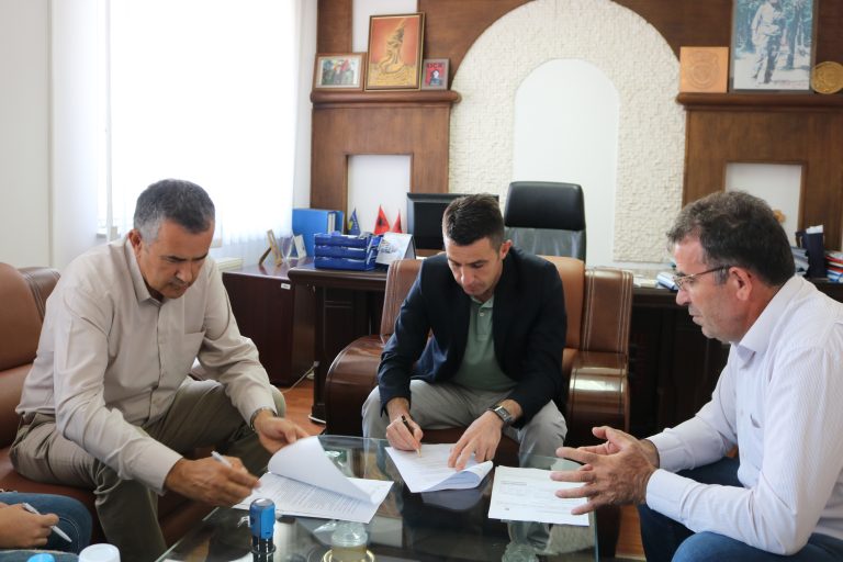 Nënshkruhet marrëveshje bashkëpunimi mes Komunës së Lipjanit dhe IADK-së