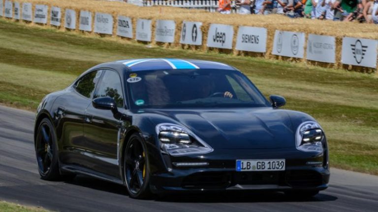 Shfaqet për herë të parë në lëvizje Porsche Taycan