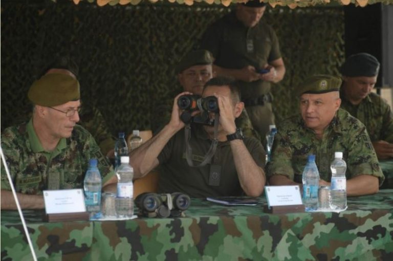 Serbia nuk ndalet, paralajmëron furnizim të helikopterëve nga Rusia