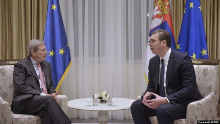 Hahn dhe Vuçiq flasin për zhbllokimin e dialogut Kosovë-Serbi