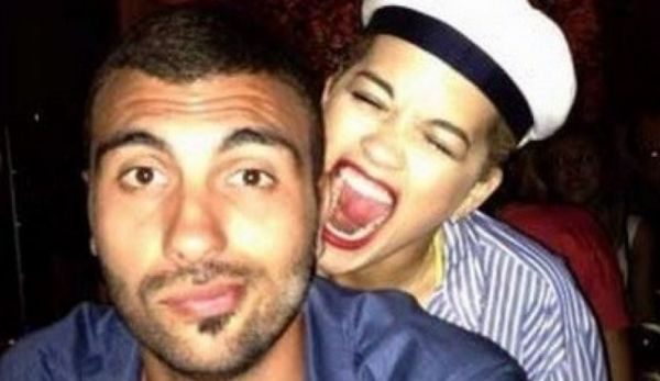 Rita ‘e nervozuar’ me Ledrin, pamje nga ‘prapaskena’ e fotos së famshme