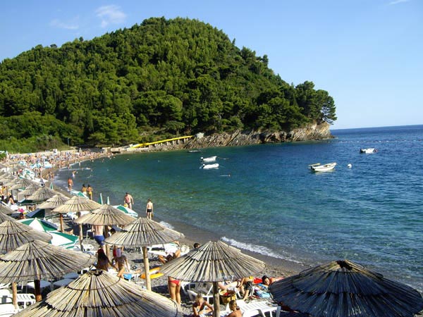 Familja pesëanëtarëshe italiane humb rrugën në Shqipëri, policia dhe banorët i shpëtojnë