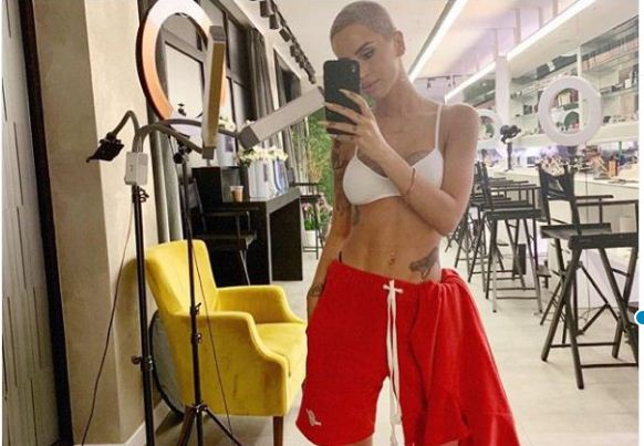 Dafina Zeqiri nuk e fsheh moshën, por me këtë fotografi sfidon 18 vjeçaret