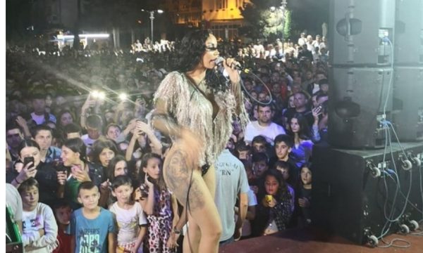 Fjolla Morina shokon me veshje në sytë të fëmijëve në sheshin “Adem Jashari” në Skenderaj