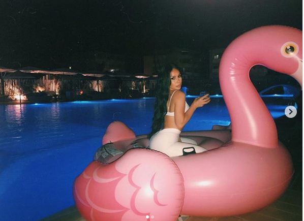 Flaka Krelani poston fotografi, në fokus të pasmet