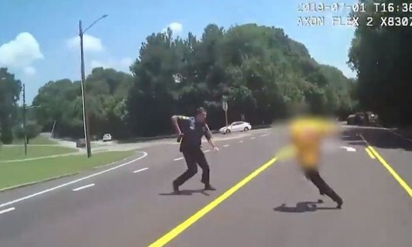 Pamje tmerruese të kamerës së policit i cili u detyra ta vrasë qytetarin për ta mbrojtur kolegun