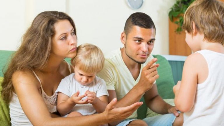 Hulumtimi ka treguar: A janë më të rreptë nënat apo baballarët?