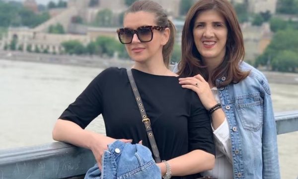 Ganimete Musliu fillon pushimet, argëtohet me këngën e mikes së saj, Leonora Jakupit
