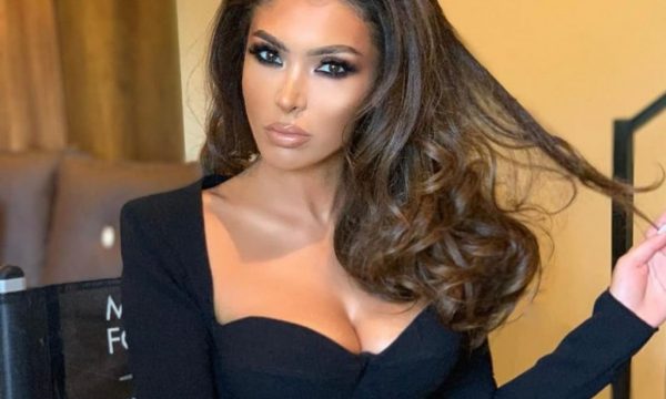 Nora Istrefi joshëse në të zeza, ekspozon këmbët