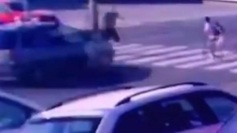Po plaçkiste një market, hajni lë në gjysmë “punën” për t’i shpëtuar fëmijët që për pak sa nuk i shtyp vetura në vija të bardha