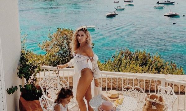 Ledina Çelo shfaqet joshëse në bregdet