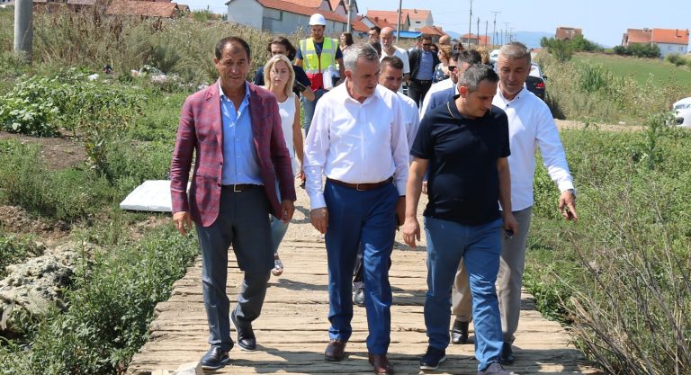 Kryetari Imri Ahmeti dhe Ministri Fatmir Matoshi inspektojnë punimet në teren