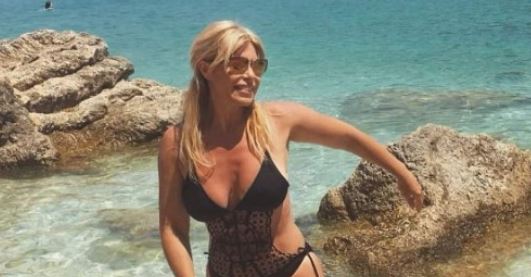 Është 52 vjeçe, por këngëtarja shqiptare ende i sfidon vajzat e reja me trupin e saj në plazh