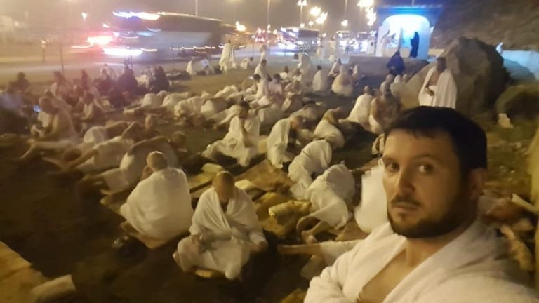 Haxhinjët e Lipjanit kryejnë Arafatin