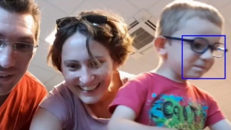 Kamera e zgjuar që mundëson të shihet bota nëpërmjet syve të bebes