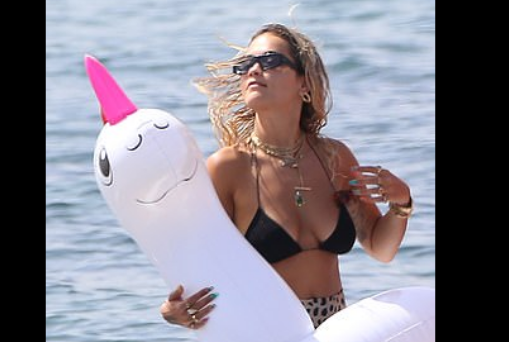 Rita Ora me bikini shumë të vogla në plazh