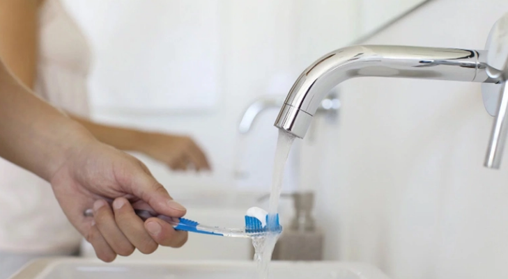 A duhet të laget brusha e dhëmbëve para se të qitni pastën? Dentistja zgjidh dilemën