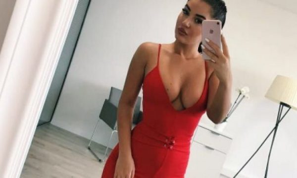 Drita e publikon këtë moment pas dushit