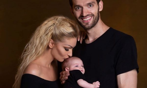 Diellza Kolgeci pozon në bikini me barkun e rrafshuar pas lindjes