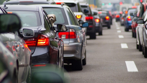 Kolona të mëdha të veturave në autostradën Fushë Kosovë-Veternik, shkak një aksident trafiku