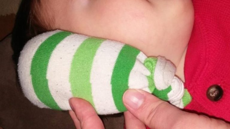 Nxeheni një çorape me kripë deti për t’i trajtuar dhimbjet e veshit dhe infeksionet