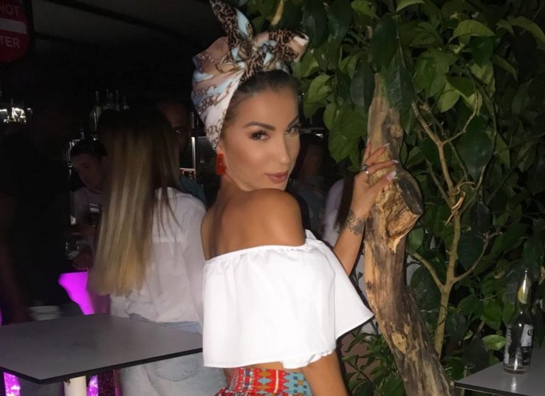 Moderatorja shqiptare ekspozon të pasmet, por mbishkrimi i lënë është edhe më provokues