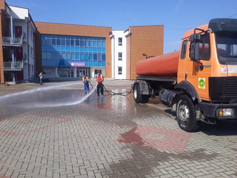 KRM “Pastrimi” njësia Lipjan, ka filluar me aksionin larjën e oborreve të shkollave me rastin e fillimit të Vitit të ri shkollor