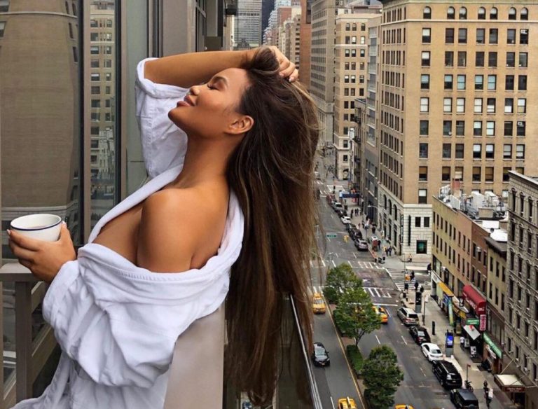 Modelja e famshme provokon, nga New York-u shumë zbulon