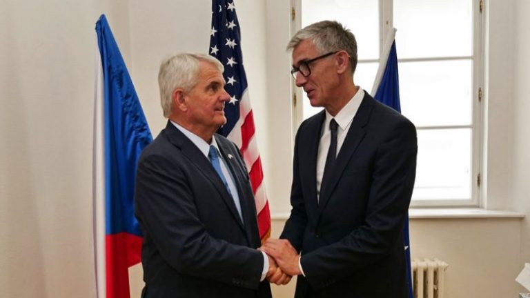 Ambasadori Vllahiu takon ambasadorin e ShBA-së në Pragë, rikonfirmohet mbështetja e palëkundur për Kosovën