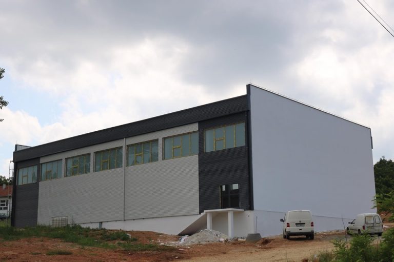 Salla e sporteve në fshatin Ribar i Madh, drejtë finalizimit të punimeve