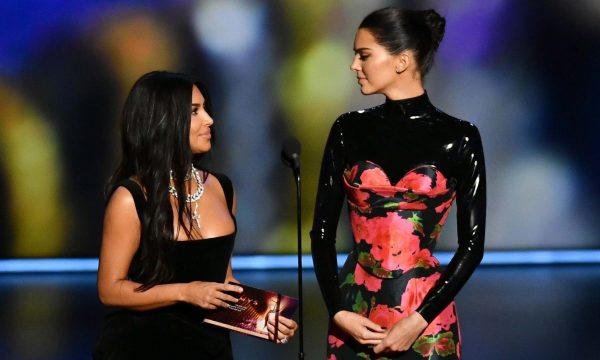 Kim Kardashian bombastike në Emmys, por audienca e perqeshë me të dalë në skenë