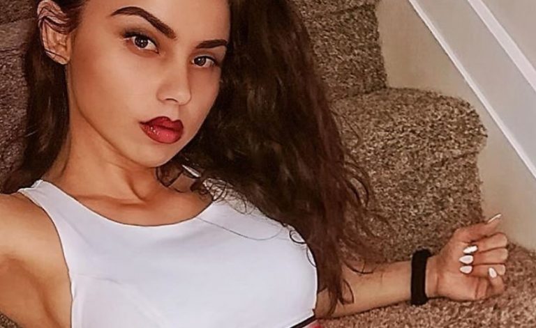 Linda Halimi pozon me këmbë të hapura