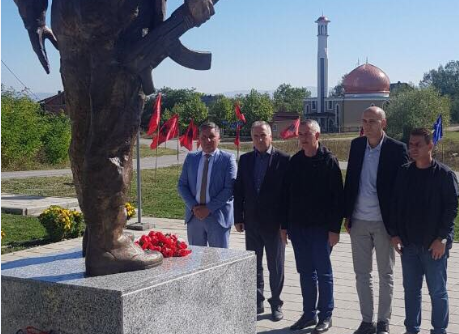 Kryetari Ahmeti bënë homazhe pran shtatores së Heroit të Kombit Arsim Zeqiri