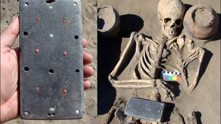 Arkeologët gjejnë pranë skeletit 2,000-vjeçar një objekt interesant, i ngjante një iPhone